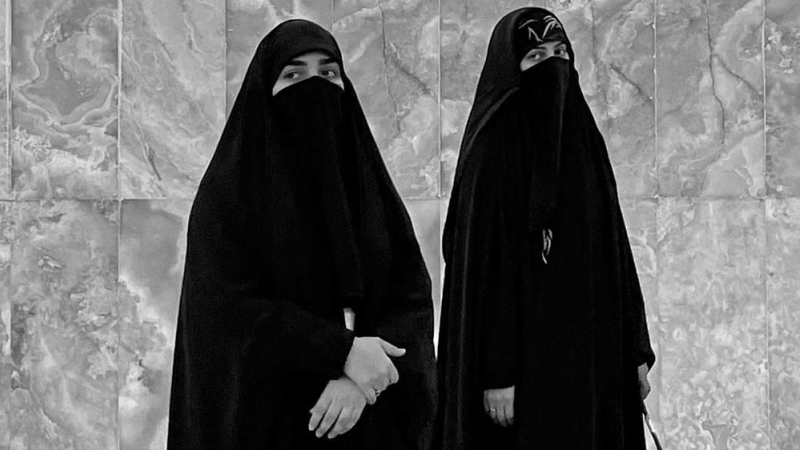 Dos mujeres vestidas con el tradicional abaya en el Santuario de Abas, en Kerbala (Irak).