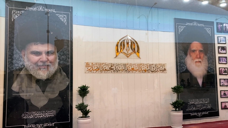 El clérigo Muqtada al-Sadr, líder del Movimiento Sadrista y artífice del Ejército Al-Mahdi, en una imagen junto a la de su padre
