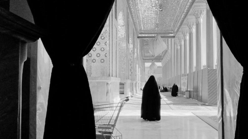 Una mujer camina por el interior de la Mezquita Al-Yasin.