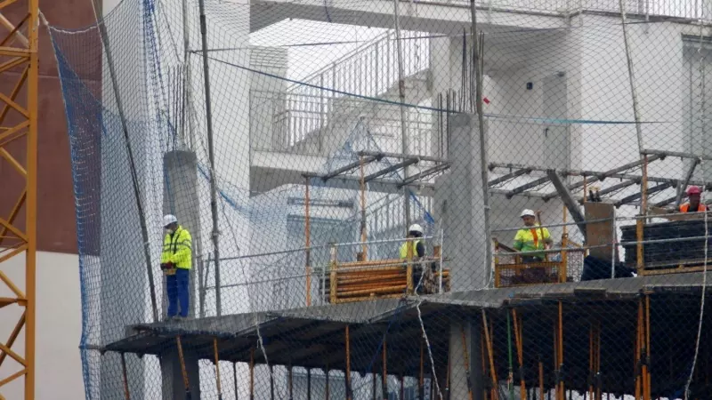 Foto de archivo, varios trabajadores de la construcción en una obra.