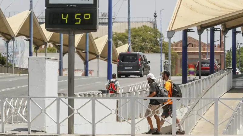 Un termómetro marca 45 grados en plena ola de calor en Sevilla este domingo.