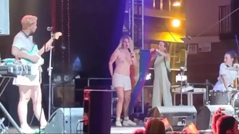 Momento de la actuación de Rocío Saiz en Murcia en el que le obligan a taparse los pechos con una bandera arcoíris durante un concierto del Orgullo.