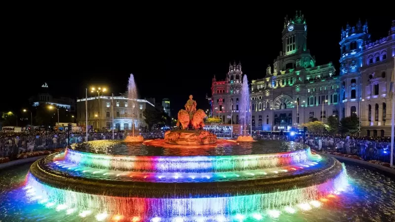 Fuentes de Cibeles con los colores del arcoiris durante el Orgullo LGTBIQ+, a 9 de julio de 2022, en Madrid.