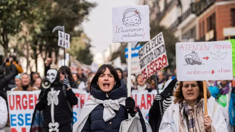 Varias persona participan en una manifestación de facultativos hospitalarios en su primera jornada de huelga, a 1 de marzo de 2023, en Madrid (España).