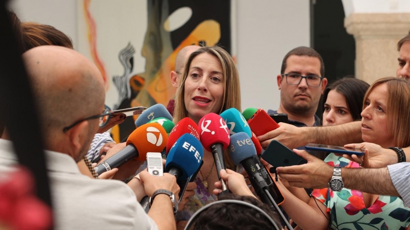 La candidata del PP a la Junta de Extremadura, María Guardiola, tras reunirse con la presidenta de la Asamblea.