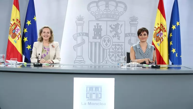 La vicepresidenta primera i ministra d'Assumptes Econòmics, Nadia Calviño, i la portaveu del govern espanyol, Isabel Rodríguez, en roda de premsa posterior al Consell de Ministres
