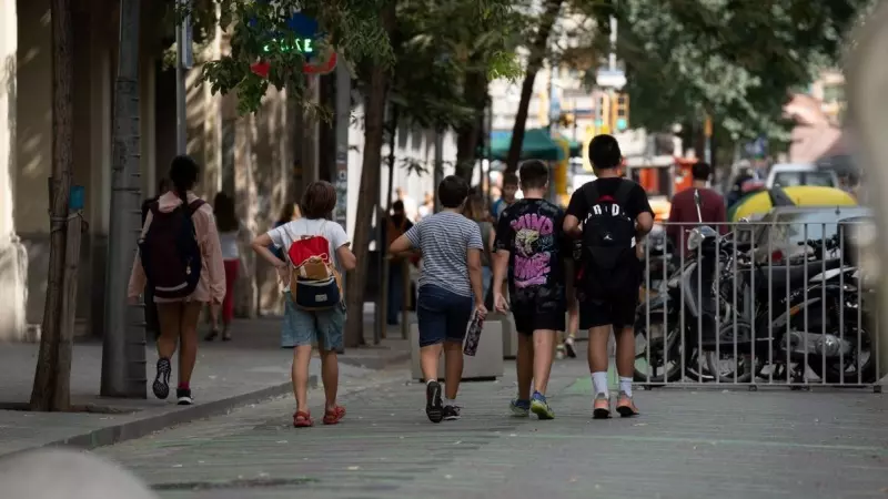 Varios niños se dirigen a la salida del colegio Pia Balmes, a 23 de septiembre de 2022, en Barcelona.