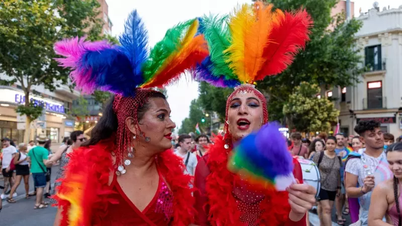 Dos drags en la marcha del Orgullo Crítico en Madrid.