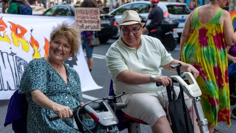 Dos personas discapacitadas marchan en el Orgullo Crítico.