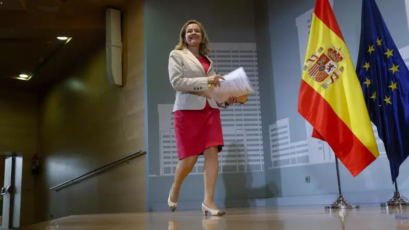 La vicepresidenta primera y ministra de Asuntos Económicos, Nadia Calviño, realiza declaraciones tras la reunión con las patronales bancarias, las asociaciones de usuarios financieros y el gobernador del Banco de España este 29 de junio de 2023.