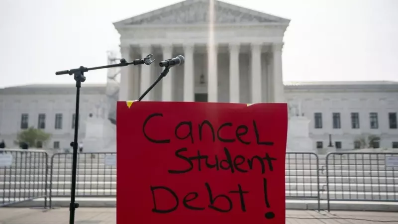 Una pancarta en la que se puede leer '¡Cancelad la deuda estudiantil! se muestra frente a la Corte Suprema de EEUU, a 30 de junio de 2023.