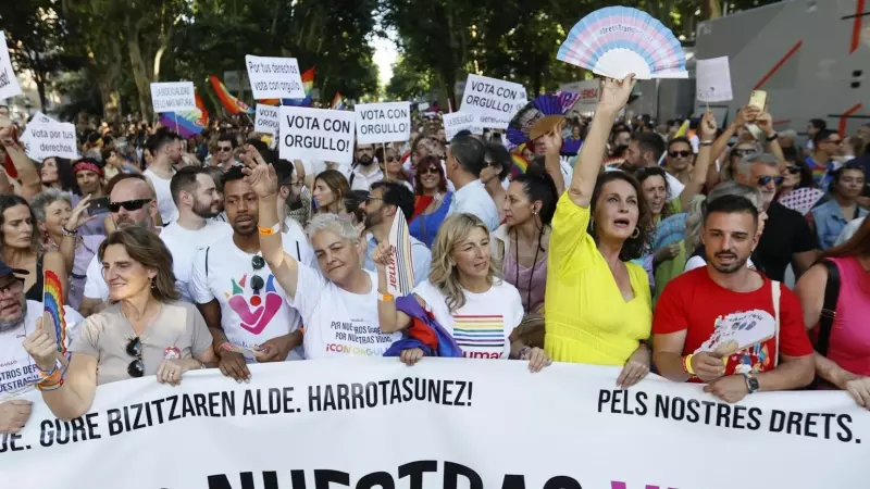 Las vicepresidentas del Gobierno, Yolanda Díaz (4d) y Teresa Ribera (2i), el presidente de COGAM, Ronny de la Cruz (3i), la exdiputada de la Asamblea de Madrid, Carla Delgado (3d) y la presidenta de la Federación Estatal de Lesbianas, Gais, Trans, Bisexua