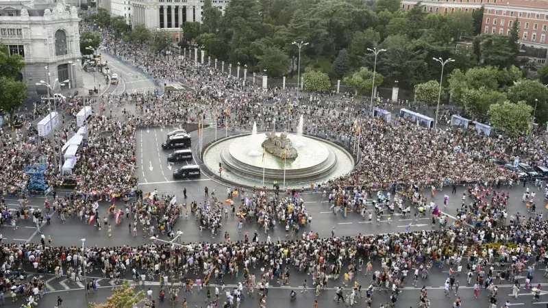 Un momento del desfile del Orgullo 2023 a su paso por la Plaza de Cibeles que recorre hoy Sábado las calles de Madrid.