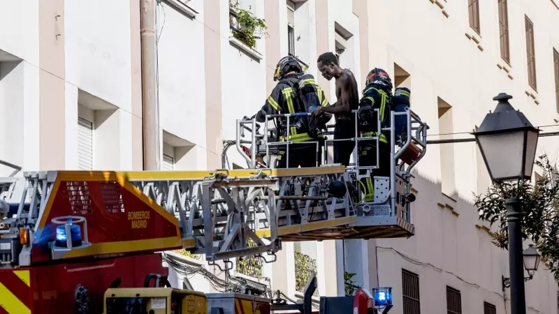 Bomberos en una grúa atendiendo otro incendio ocurrido en la localidad de Madrid, a 3 de julio de 2023.