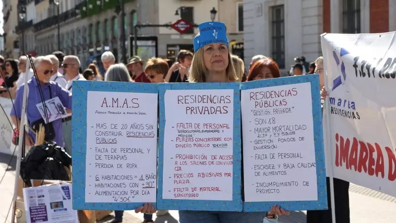 Varias personas se manifiestan bajo el lema ¡No más víctimas en las residencias de la Comunidad de Madrid!, en la Puerta del Sol, a 6 de mayo de 2023, en Madrid, (España).
