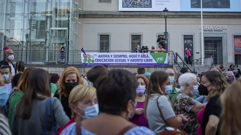 Varias personas participan en una concentración por el 'Dia de Acción Global por el Aborto Legal, Seguro y Accesible', a 28 de septiembre de 2021, en Madrid.
