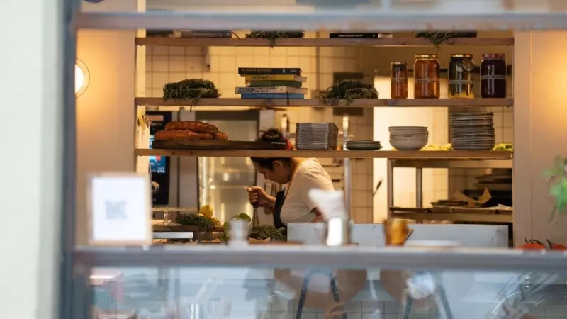 Una cocinera en un restaurante, a 10 de mayo de 2023, en Barcelona, Catalunya.