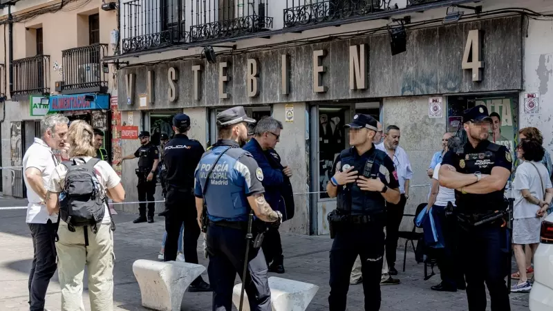 Varios agentes de la Policía en el exterior de la tienda  ‘Vistebien’, donde han apuñalado a la dueña en Tirso de Molina, a 3 de julio de 2023