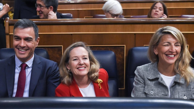Pedro Sánchez, Nadia Calviño y Yolanda Díaz, durante una sesión plenaria en el Congreso de los Diputados, a 10 de mayo de 2023, en Madrid (España).