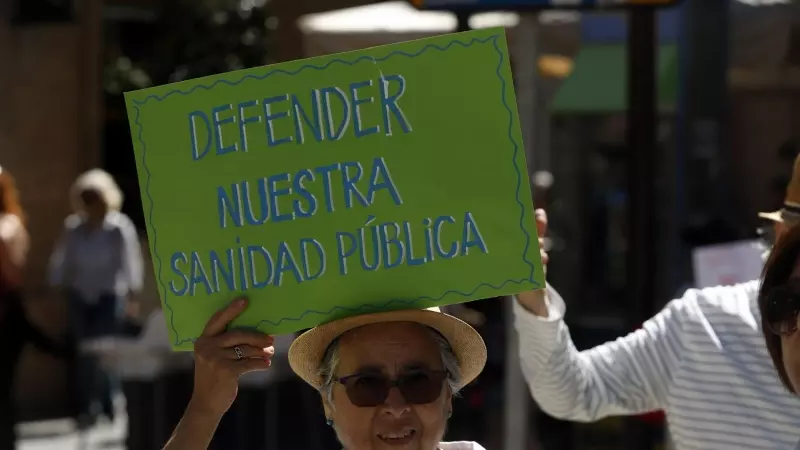 Detalles de la manifestación en defensa de una sanidad pública, a 25 de marzo de 2023 en Málaga, (Andalucía, España).