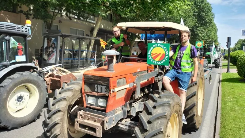 Un grup de pagesos amb un tractor manifestant-se a Madrid