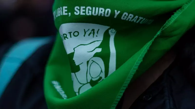 06/07/2023 Una manifestante el 8M de 2022 en Barcelona con un pañuelo verde, símbolo de defensa de la legalización del aborto en Latinoamérica.