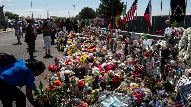 Ofrenda floral en memoria de las víctimas del tiroteo masivo que ocurrió en una tienda en El Paso, a 18 de agosto de 2019