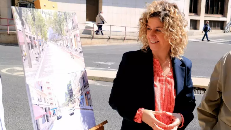 L'alcaldessa de Tortosa, Meritxell Roigé, mirant una imatge virtual de la seva proposta de reforma per a l'avinguda Generalitat.