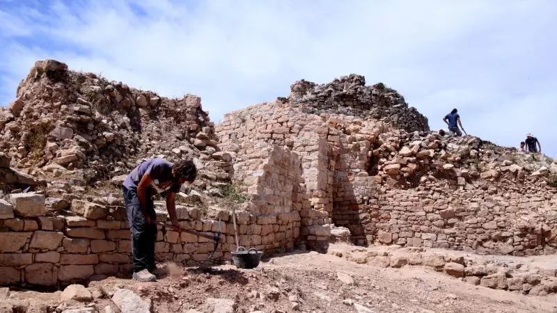 Els arqueòlegs, treballant a la zona de l'accés del poblat ibèric del Coll del Moro de Gandesa i a la torre defensiva