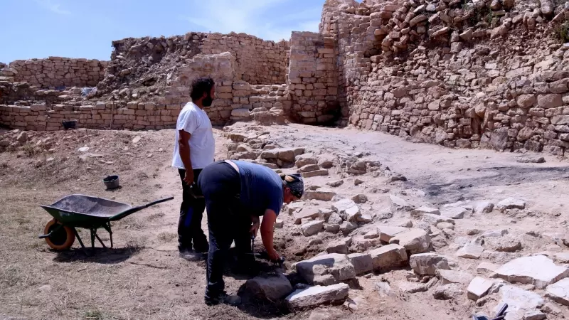 Treballs d'excavaxció a l'accés principal del poblat ibèric del Coll del Moro