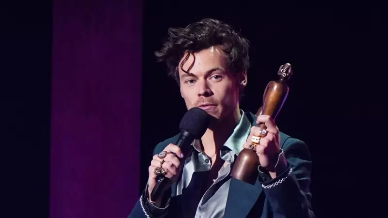 El cantante inglés Harry Styles gana el premio a la mejor actuación de Pop/R&B en los Brit Awards de 2023 en el O2 Arena
