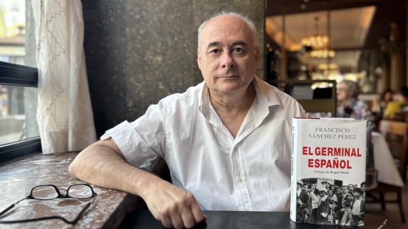 El historiador Francisco Sánchez Pérez junto a su nuevo libro.