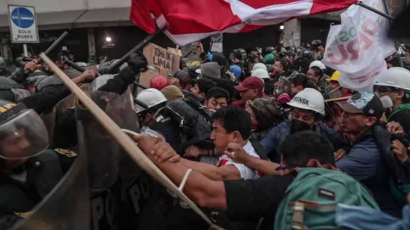 19/07/2023 - La policía se enfrenta con manifestantes durante protestas en las que reclaman la renuncia de la presidenta Dina Boluarte y el cierre del Congreso hoy, en Lima (Perú). La Policía Nacional del Perú (PNP) retiró a los cientos de manifestantes