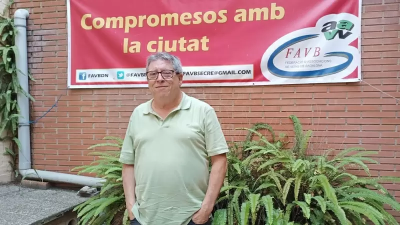 Julio Molina, a la seu de la Federació d'Associacions Veïnals de Badalona durant l'entrevista.