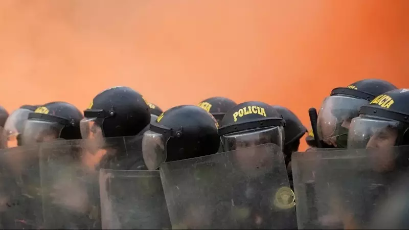 Los agentes de la policía antidisturbios hacen guardia mientras los manifestantes antigubernamentales protestan contra la presidenta de Perú, Dina Boluarte, en Lima, Perú, el 19 de julio de 2023.