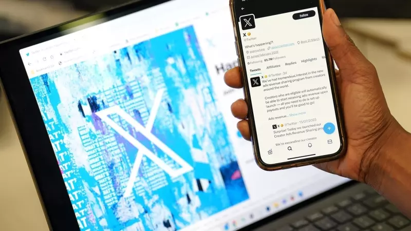 El nuevo logo de Twitter en la pantalla de un ordenador y un móvil, a 24 de julio de 2023