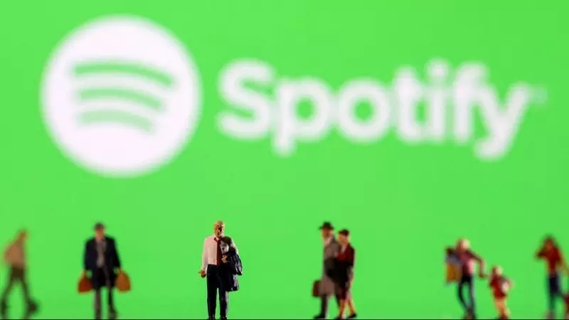 25/07/2023 Imagen que muestra a personas delante del logo de Spotify