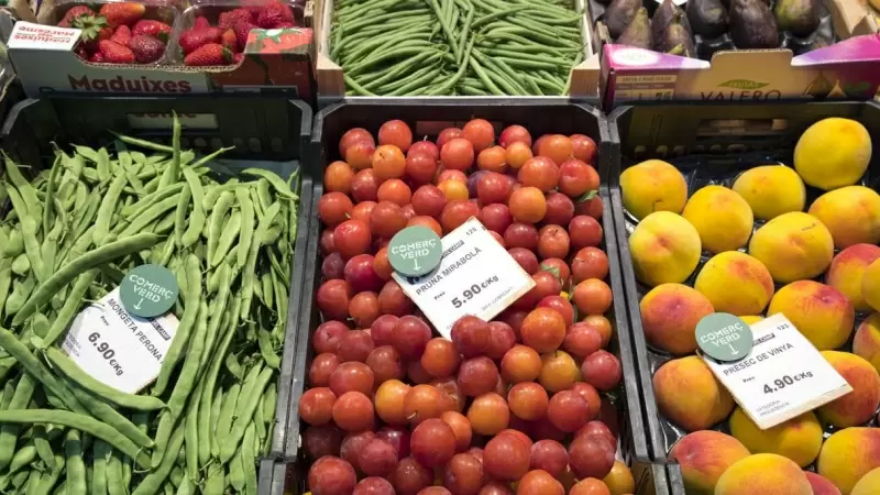 Caixes amb fruites i verdures en un mercat de Barcelona