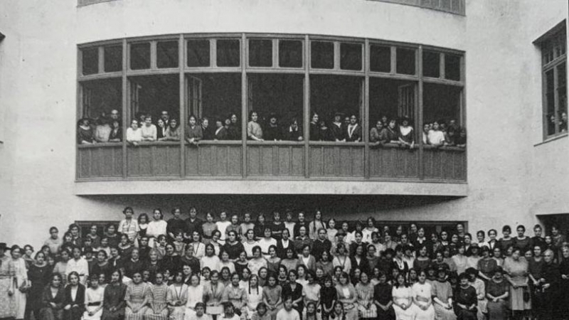 Alumnes al Pati de l'Institut de Cultura de la Dona, ja instal·lat al carrer Sant Pere Més Baix, el 1922.