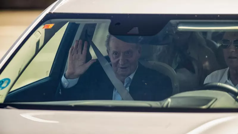 El rey emérito Juan Carlos I, aterrizó en el aeropuerto de Vigo para asistir a las regatas de Sanxenxo, a 26 de julio de 2023.