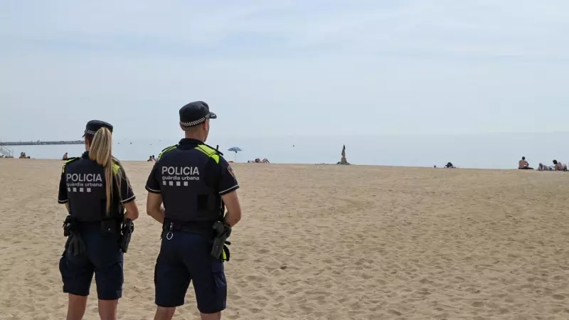 Dos agents de la Guàrdia Urbana de Barcelona patrullant a la platja