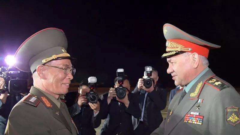 26/07/2023 El Ministro de Defensa norcoreano recibiendo, Kang Sun-nam, recibiendo al Ministro de Defensa ruso, Sergey Shoigu.