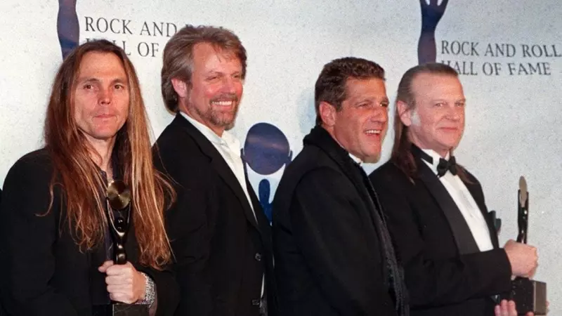 13/01/1998 - Randy Meisner (derecha) sujeta un premio acompañado del resto de miembros de la banda de The Eagles, a 12 de enero de 1998, en Nueva York.