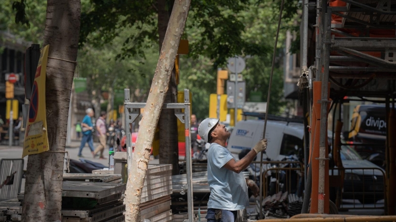 Un obrero durante la construcción de una obra, a 10 de mayo de 2023, en Barcelona, Catalunya.