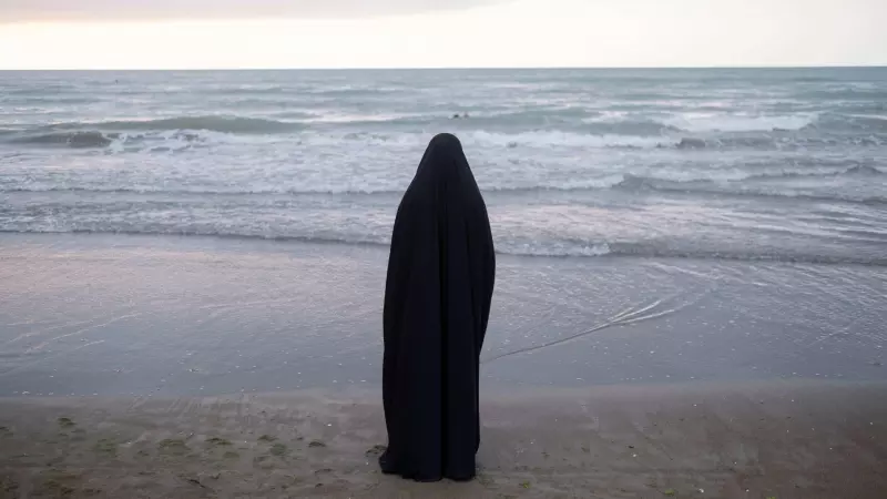 14/07/2023 - Una joven iraní vestida con el hiyab, en la costa sur del Mar Caspio, el 14 de julio de 2023.