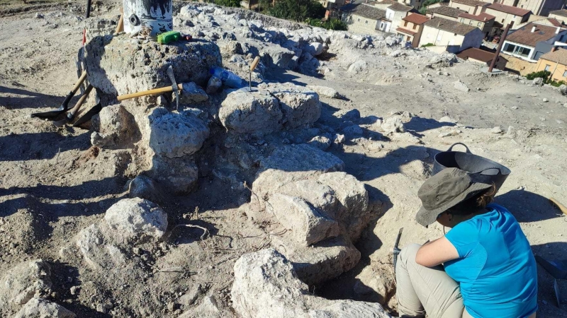 26/07/2023 - Una arqueóloga utiliza una picoleta en el yacimiento del Castillo de Guzmán, a 26 de julio de 2023.
