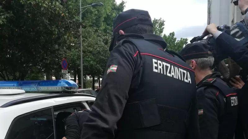 Foto de archivo, varios oficiales de la Ertzaintza a la salida de la comisaría de Irún