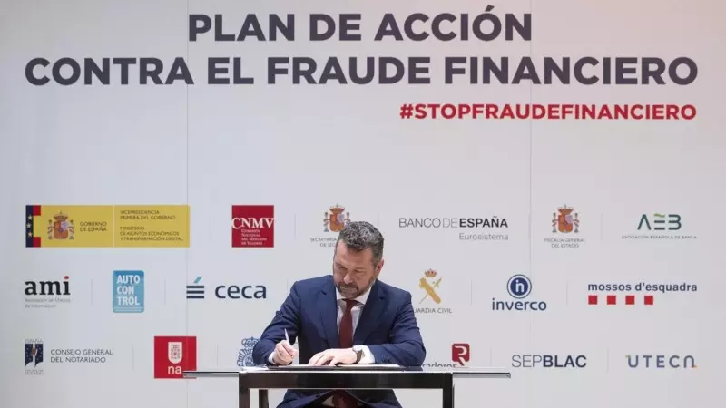 El presidente del CNMV, Rodrigo Buenaventura, firma el ‘Plan de Lucha Contra el Fraude Financiero’,  a 29 de abril de 2022, en Madrid.