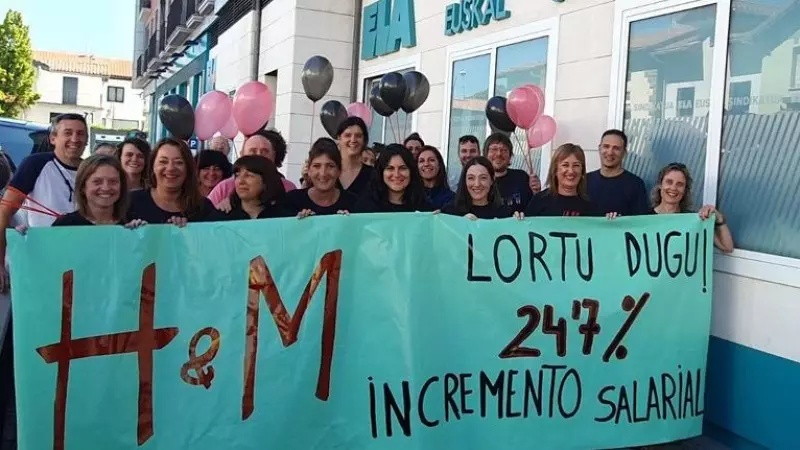 01/08/2023 Trabajadoras de H&M de La Morera celebrando el aumento del 24,7% de su salario