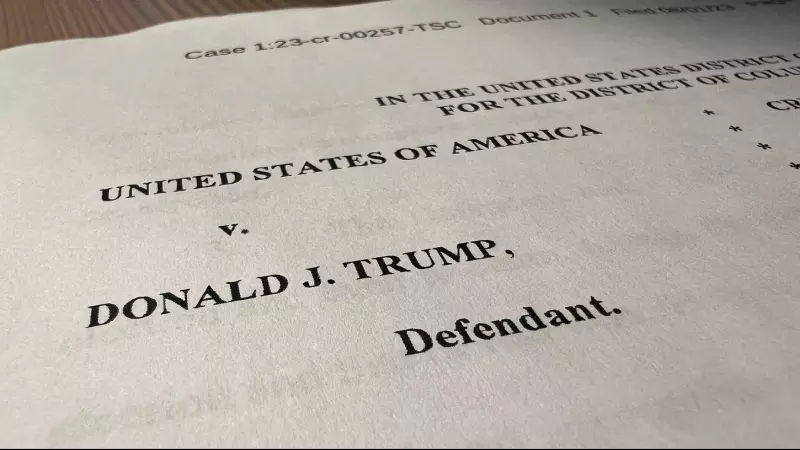 Primera página del documento con la acusación contra el expresidente de EEUU Donald Trump por sus esfuerzos para anular su derrota en las elecciones de 2020. REUTERS/Kevin Fogarty